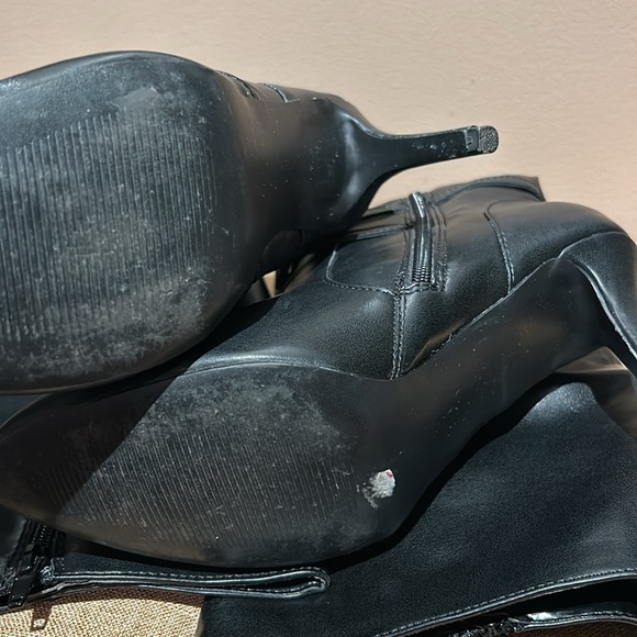 Black 3 inch boot. Zipper sides decor straps bottom - Picture 5 of 6